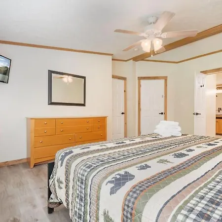 *Entire House • Sleeps 9 • Hot Tub • Pets Welcome* McHenry Exterior photo