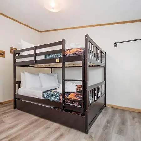 *Entire House • Sleeps 9 • Hot Tub • Pets Welcome* McHenry Exterior photo
