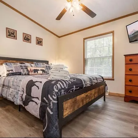 *Entire House • Sleeps 9 • Hot Tub • Pets Welcome* McHenry Exterior photo