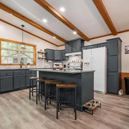 *Entire House • Sleeps 9 • Hot Tub • Pets Welcome* McHenry Exterior photo