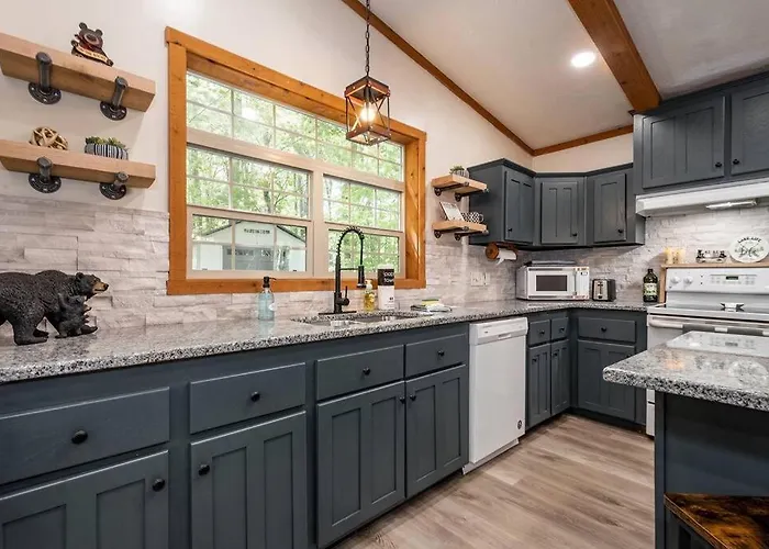 *Entire House • Sleeps 9 • Hot Tub • Pets Welcome*