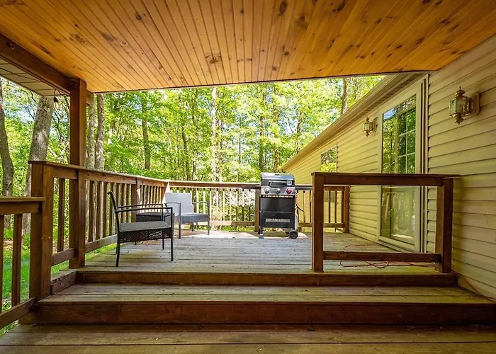 *Entire House • Sleeps 9 • Hot Tub • Pets Welcome*