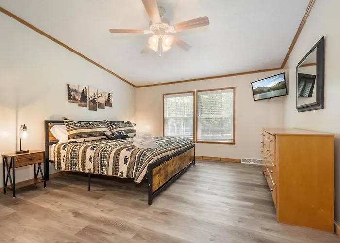 *Entire House • Sleeps 9 • Hot Tub • Pets Welcome*