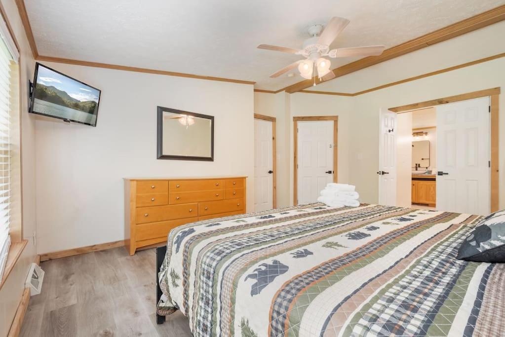 *entire House • Sleeps 9 • Hot Tub • Pets Welcome*