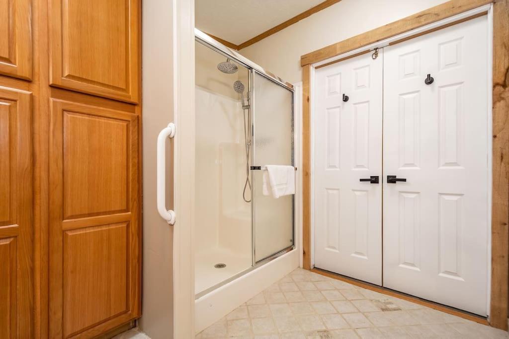 Holiday home *entire House • Sleeps 9 • Hot Tub • Pets Welcome* McHenry