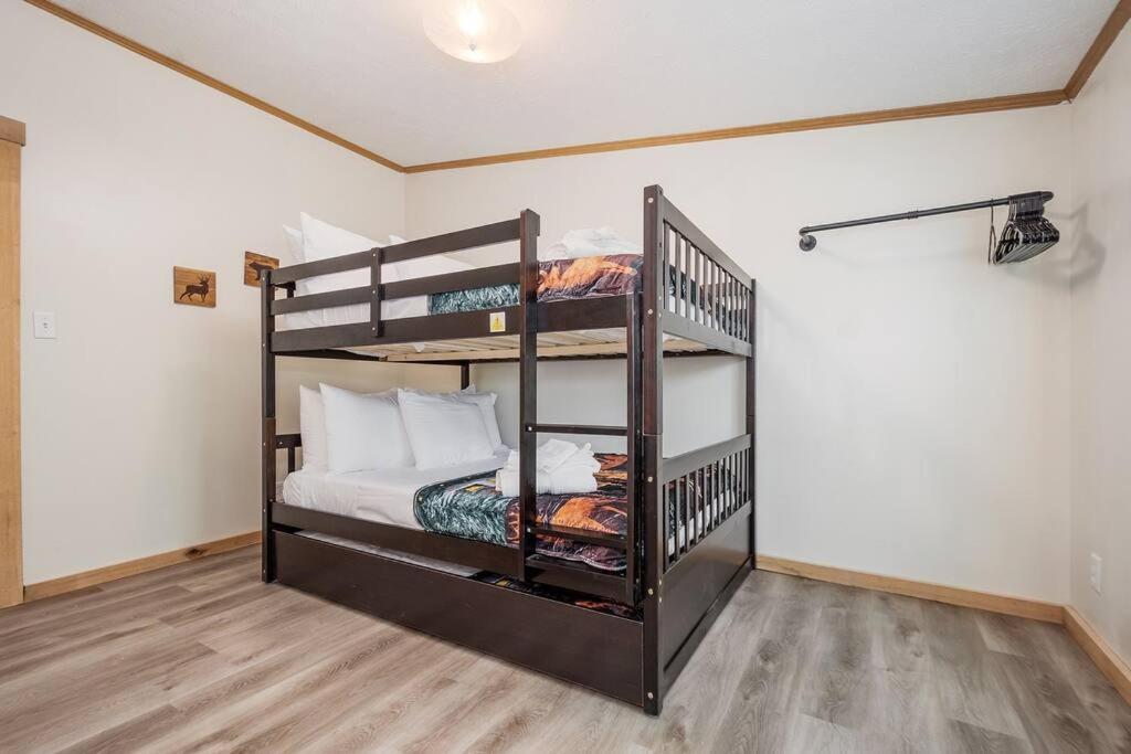 *entire House • Sleeps 9 • Hot Tub • Pets Welcome* Holiday home McHenry