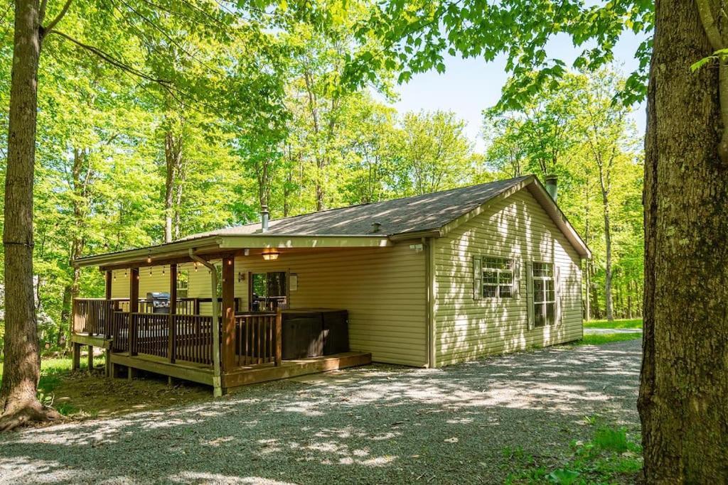 *entire House • Sleeps 9 • Hot Tub • Pets Welcome* Holiday home *
