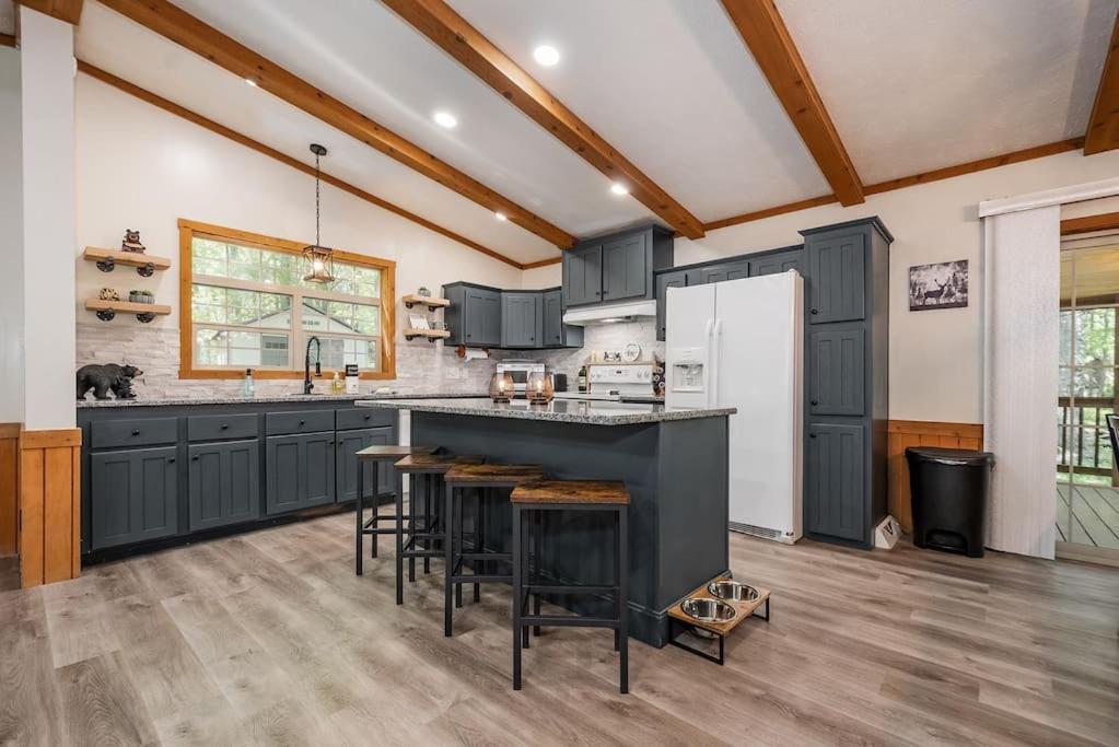*entire House • Sleeps 9 • Hot Tub • Pets Welcome* Holiday home *