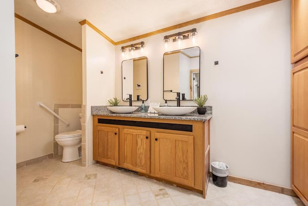 *entire House • Sleeps 9 • Hot Tub • Pets Welcome* McHenry