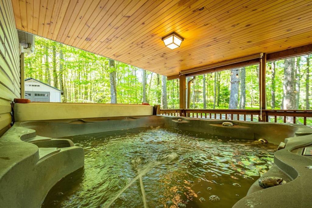 *entire House • Sleeps 9 • Hot Tub • Pets Welcome* Holiday home *
