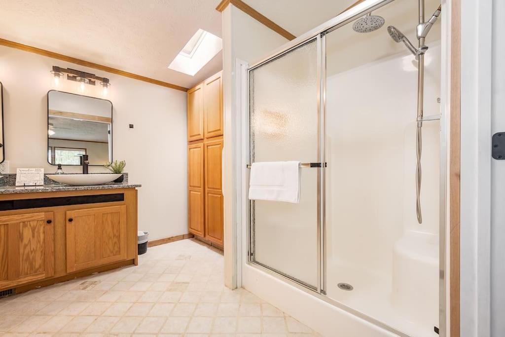 *entire House • Sleeps 9 • Hot Tub • Pets Welcome* Holiday home