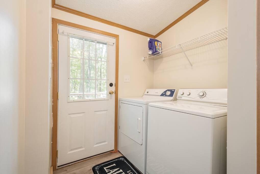 *entire House • Sleeps 9 • Hot Tub • Pets Welcome*