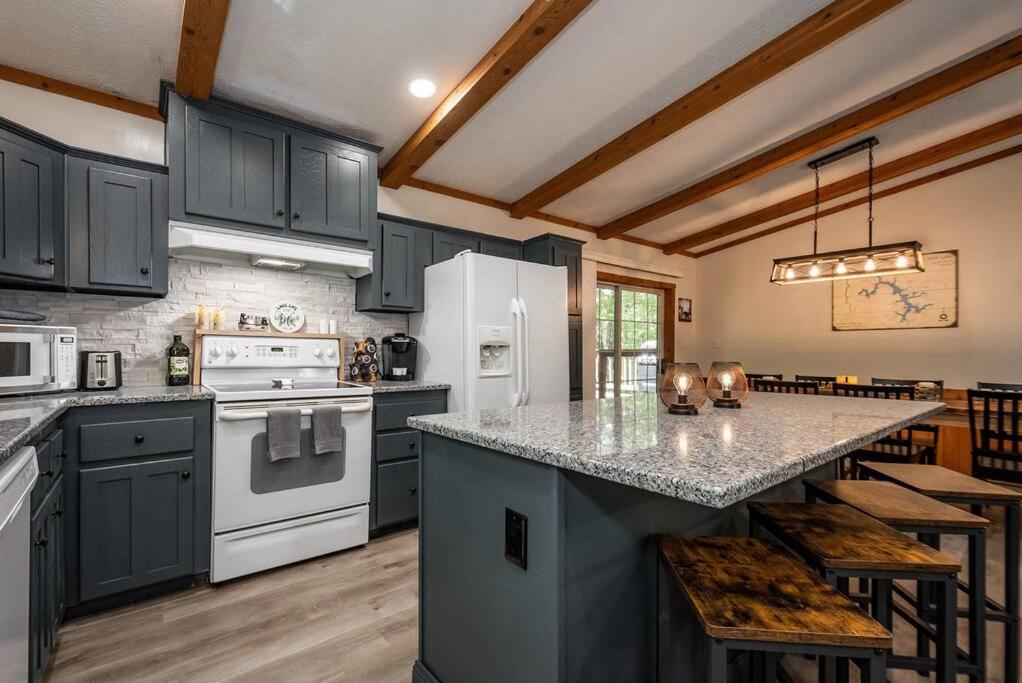 *entire House • Sleeps 9 • Hot Tub • Pets Welcome* Holiday home