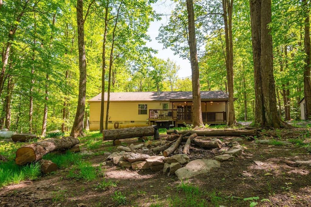 *entire House • Sleeps 9 • Hot Tub • Pets Welcome* McHenry