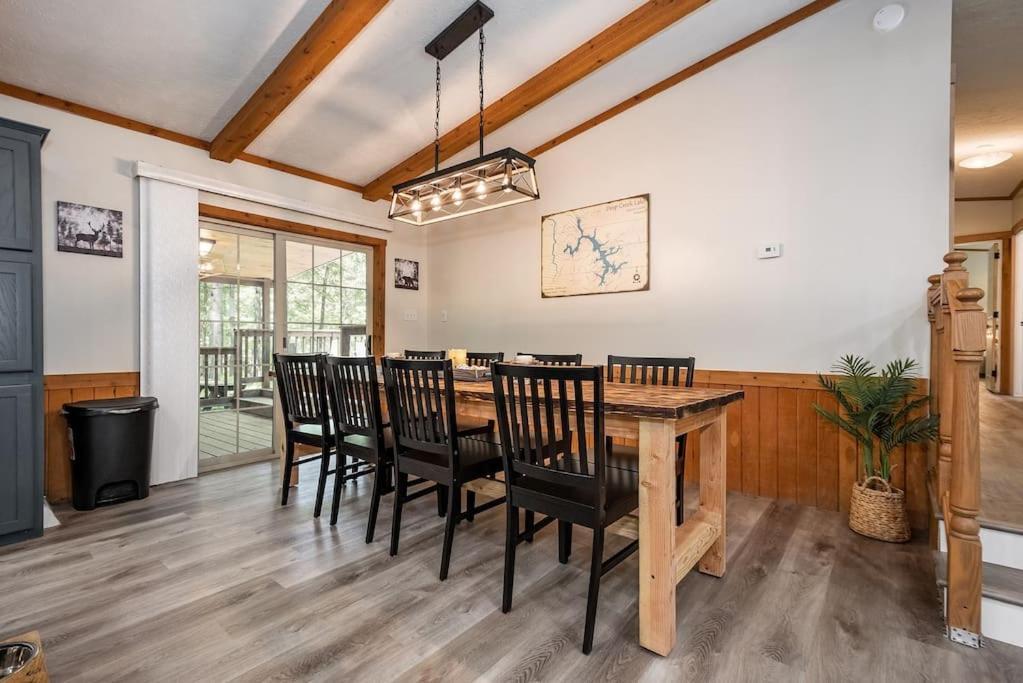*entire House • Sleeps 9 • Hot Tub • Pets Welcome* McHenry