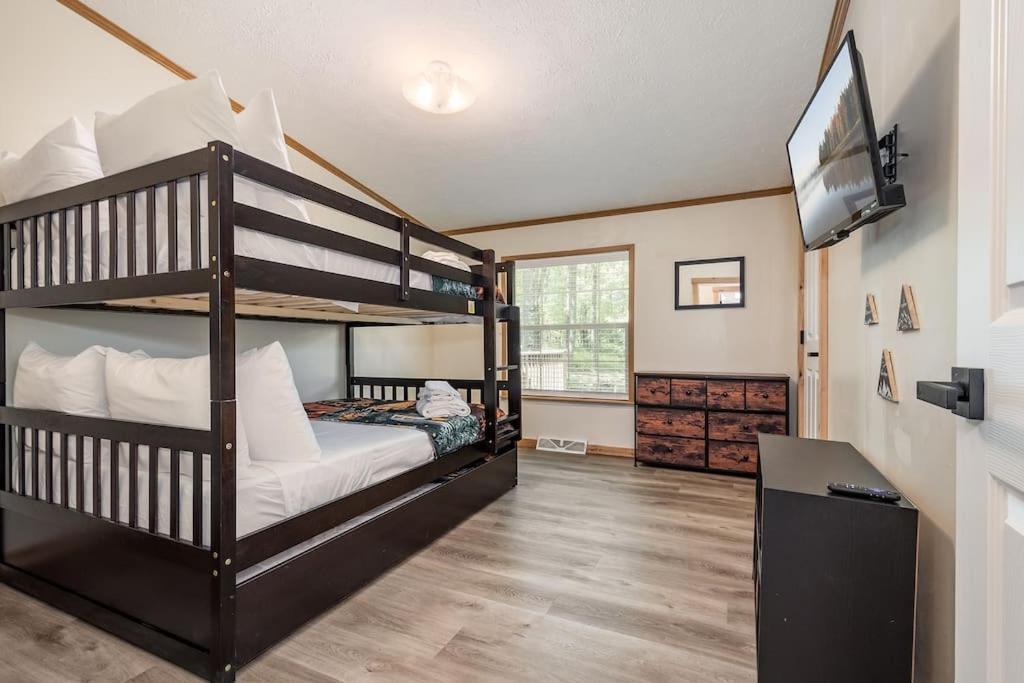 *entire House • Sleeps 9 • Hot Tub • Pets Welcome* Holiday home McHenry