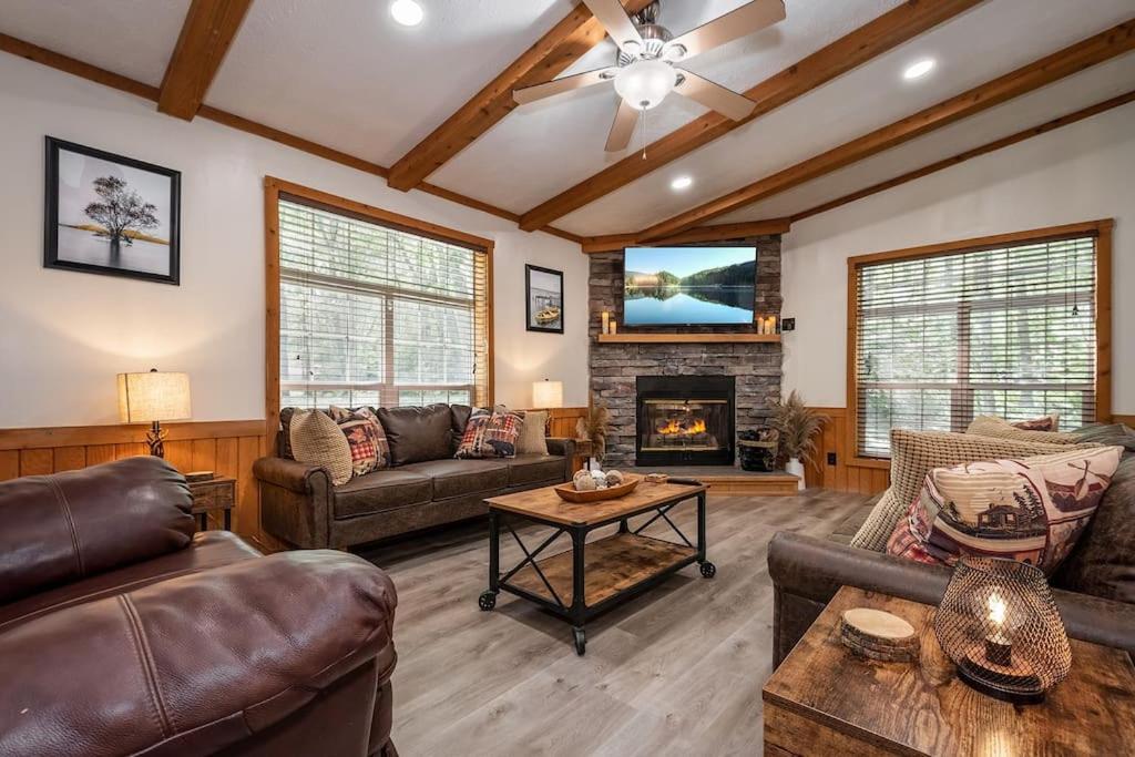*entire House • Sleeps 9 • Hot Tub • Pets Welcome* Holiday home