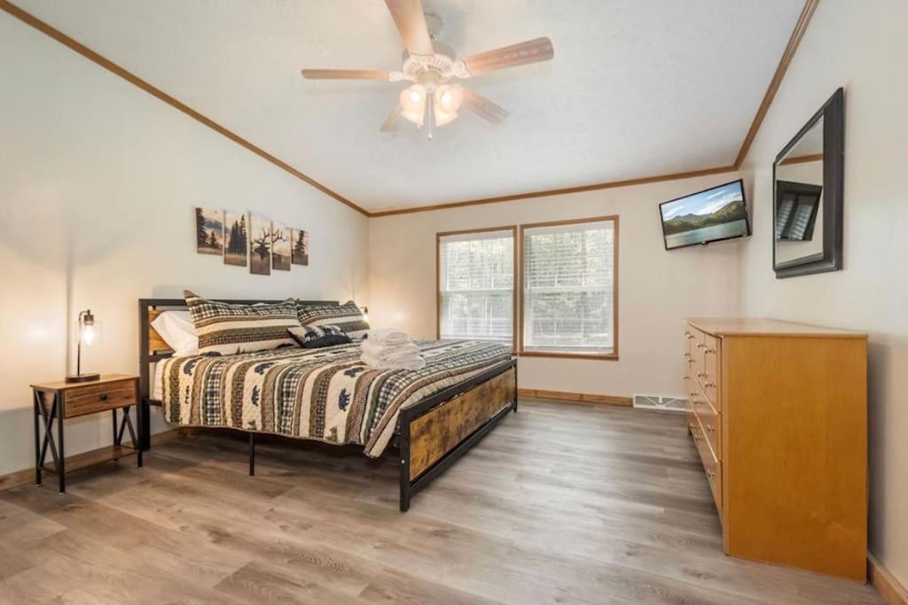 *entire House • Sleeps 9 • Hot Tub • Pets Welcome*