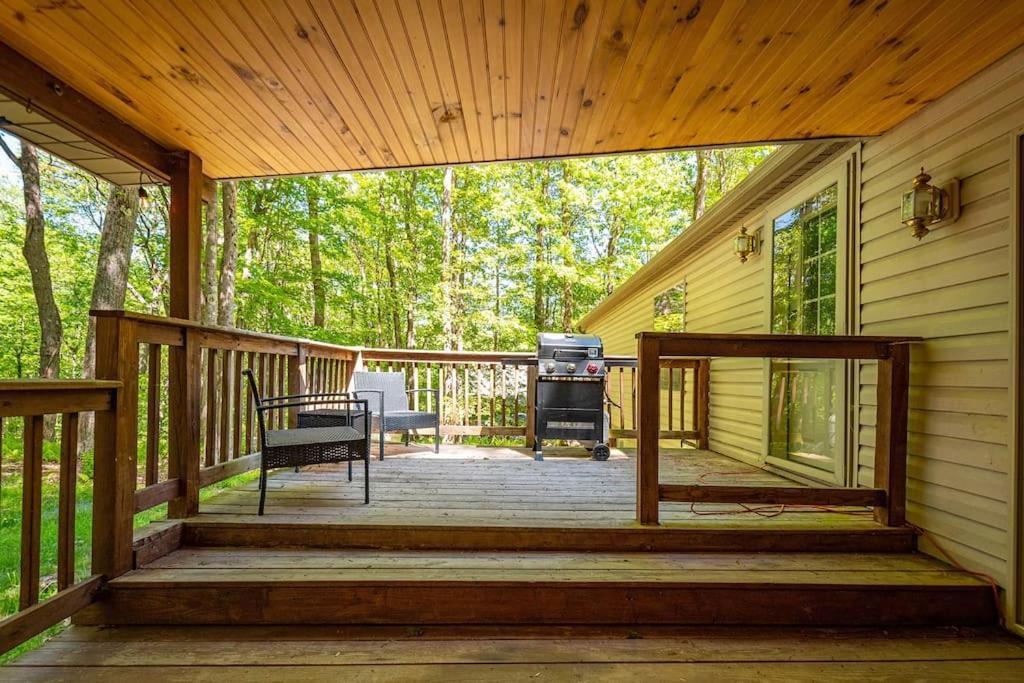 *entire House • Sleeps 9 • Hot Tub • Pets Welcome* * McHenry