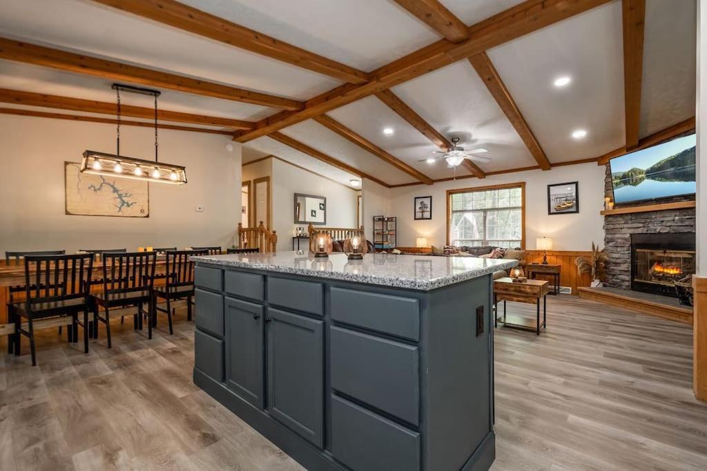 *entire House • Sleeps 9 • Hot Tub • Pets Welcome* Holiday home *